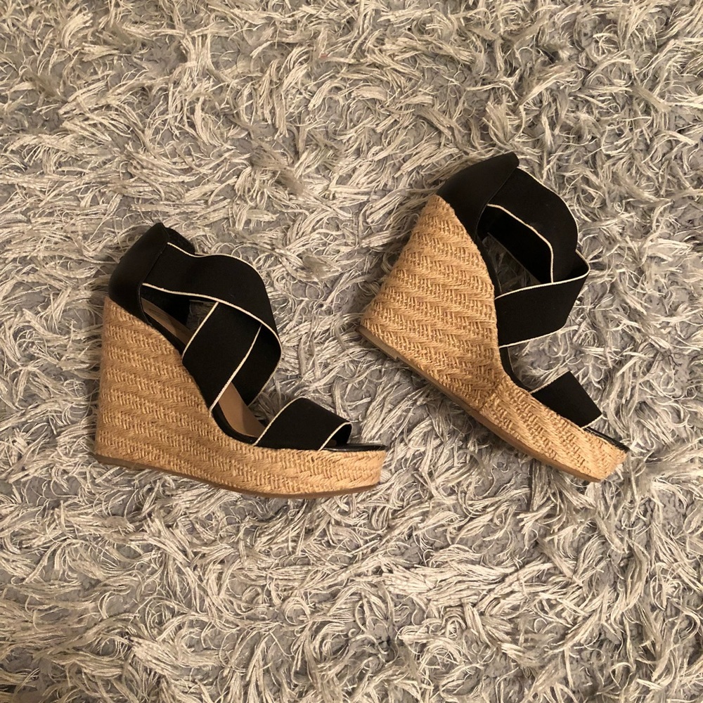 Super cute Black Wedges!